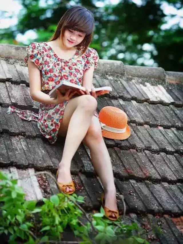 cropped-women-reading-book.webp